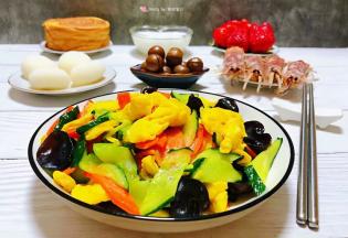 木耳黄瓜胡萝卜炒鸡蛋这道美味不能炒时间过长易营养流失哦