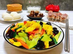 木耳黄瓜胡萝卜炒鸡蛋这道美味不能炒时间过长易营养流失哦