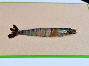 肚子下面的皮不要去掉呦～不然经过高温烤制虾的身体会缩起来。