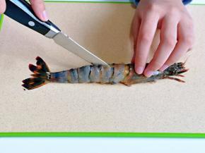 用水果刀将虾开背。