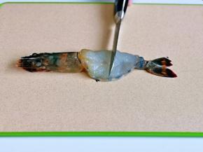 再虾肉上切花刀。