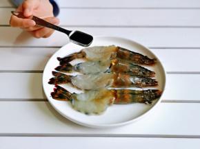 再加入一勺柠檬酱油提味，腌制10分钟。