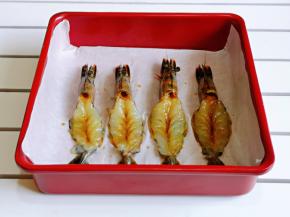 腌制好的虾放入垫有油纸的烤盘中。