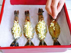 撒上马苏里拉芝士。