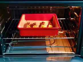 入烤箱中层，上下180度烤12分钟。(时间及温度仅供参考)