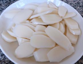 年糕切成斜片一定要注意安全因为年糕有些硬不太好切不要切到手哦