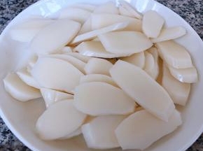 年糕切成斜片一定要注意安全因为年糕有些硬不太好切不要切到手哦