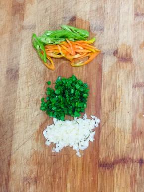 蒜瓣拍碎切成末，韭菜切成末，青红椒切成小块备用！