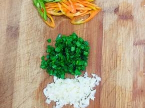 蒜瓣拍碎切成末，韭菜切成末，青红椒切成小块备用！