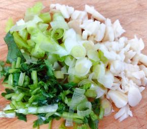 葱、蒜、香菜洗净切成粒状