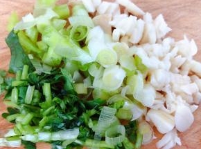 葱、蒜、香菜洗净切成粒状