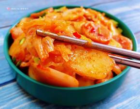 年糕入口混搭着辣白菜和香菜的味道让人回味无穷
