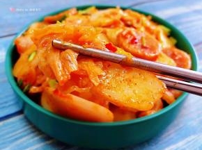 年糕入口混搭着辣白菜和香菜的味道让人回味无穷