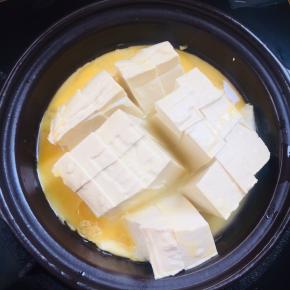 淋入打散的蛋液！