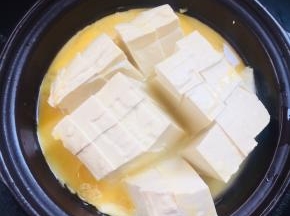 淋入打散的蛋液！