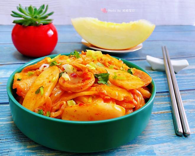 辣白菜香肠炒年糕