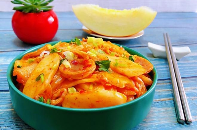 辣白菜香肠炒年糕