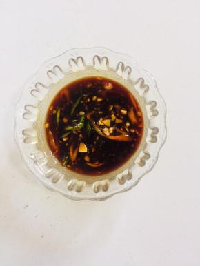 一勺蒜末，青红椒，一勺番茄酱，两勺生抽，一勺蚝油，少许糖，少许盐调味，搅拌均匀备用。