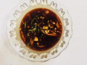 一勺蒜末，青红椒，一勺番茄酱，两勺生抽，一勺蚝油，少许糖，少许盐调味，搅拌均匀备用。