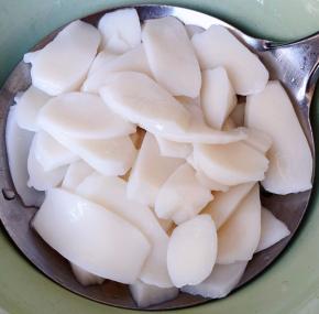 焯好水的年糕立即放入冷水中过凉多冲洗几遍沥干水份备用