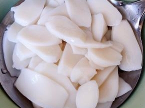 焯好水的年糕立即放入冷水中过凉多冲洗几遍沥干水份备用