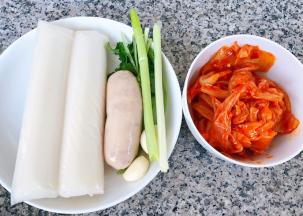准备原材料年糕、香肠、辣白菜、葱、蒜、香菜