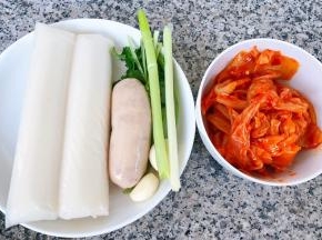 准备原材料年糕、香肠、辣白菜、葱、蒜、香菜