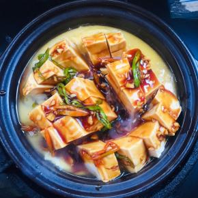 均匀的浇上调好的料汁儿！