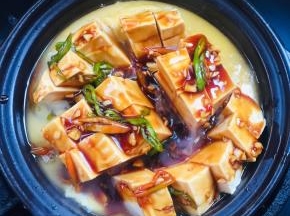 均匀的浇上调好的料汁儿！