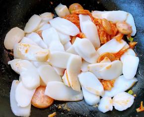 放入年糕片为了防止粘锅也可以添加少许清水翻炒均匀