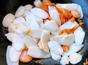 放入年糕片为了防止粘锅也可以添加少许清水翻炒均匀