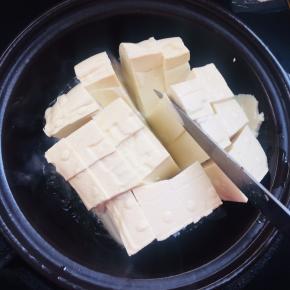 用小刀划成小块儿！