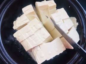 用小刀划成小块儿！