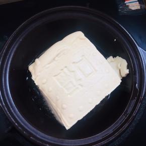 放入沥干水分的嫩豆腐！