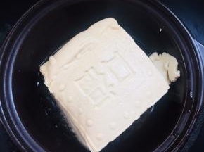放入沥干水分的嫩豆腐！