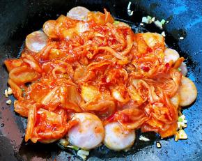 放入辣白菜大火快速翻炒均匀