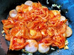 放入辣白菜大火快速翻炒均匀