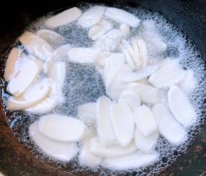 锅中烧开水放入年糕片焯水至年糕漂浮上来即可