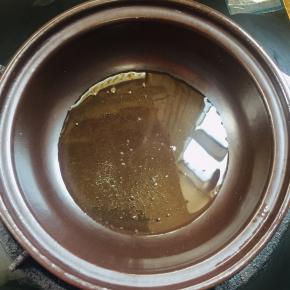 砂锅小火慢慢的烧热，倒入适量的油！