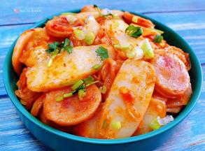 蒜辣可口的辣白菜香肠炒年糕装入盘中就大功告成了