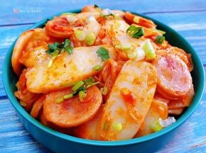 蒜辣可口的辣白菜香肠炒年糕装入盘中就大功告成了