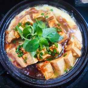 起锅前放入适量的韭菜末和荆芥即可！