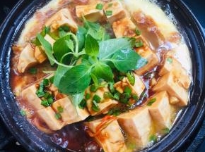 起锅前放入适量的韭菜末和荆芥即可！