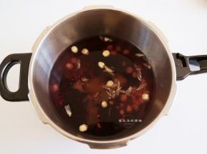 把食材都放入高压锅里，煮八宝粥用高压锅更加的简便省事，20分钟就煮好，不用守着看，也不会溢锅。
