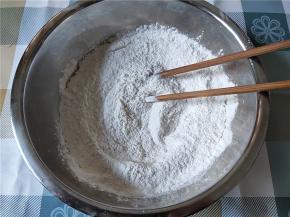 取一个干净无油无水的大碗，先混合糯米粉和中粉。