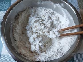 倒入150克左右的开水，先用筷子搅拌，不那么烫了就戴上手套用手抓揉。