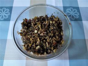 我没有特意拌馅，用的家里现成的肉末小笋咸菜，喜欢吃甜的可以包豆沙或者直接白糖，做法都一样的。