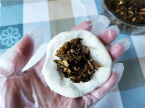 舀适量咸菜在面皮上。