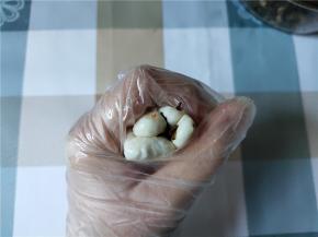 然后用左手虎口圈起面皮边缘，慢慢推上去收口，和包汤圆蛋黄酥一样手法，实在不行，就跟包包子一样，这个更简单不需要褶子。