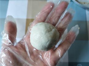 捏紧收口，然后轻轻搓圆一下。